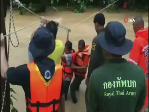 Selde Mahsur Kalan Öğrenciler Nehre Gerilen İple Kurtarıldı