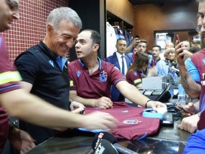 Ahmet Ağaoğlu, Ts Clup Mağazasında Forma Satışı Yapıp, İmza Dağıttı