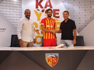 Poulain İmzayı Attı