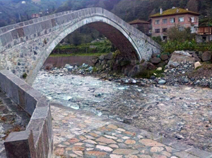 Rize Valiliği: Yıkılan Tarihi Taş Köprü Aslına Uygun Olarak Yeniden Yapılacak