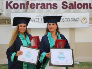 Aynı Bölümde Okuyan Anne-kız Derecelerle Mezun Oldu