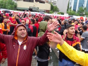 Galatasaray Taraftarı Kritik Dava Öncesi Adliyeye Akın Etti