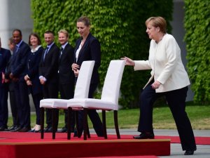 Merkel’in Titremesine Sandalyeli Önlem