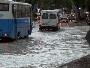 15 Dakikalık Yağış Ve Fırtına Hayatı Felç Etti