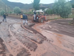 Sel Suları Sungurlu-çankırı Yolunu Trafiğe Kapattı