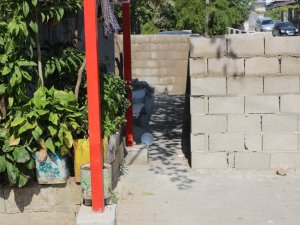 ‘Tapulu Malım’ Dedi, Sokağa Duvar Ördü