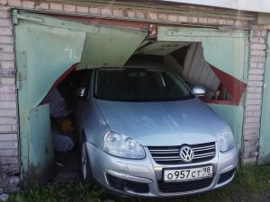 Rus Sürücü Yanlışlıkla Komşusunun Garajına Daldı