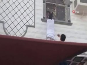 Yangında Mahsur Kalan 3 Çocuğu Binaya Tırmanarak Kurtardılar