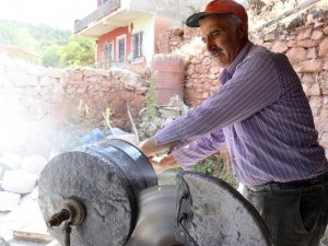 Ekmeğini Taştan Çıkarıyor