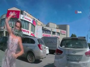 Kadın Sürücü Kendisine Korna Çalan Araca Çekiçle Saldırdı