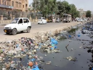 Pakistan Çöp Dağlarıyla Boğuşuyor