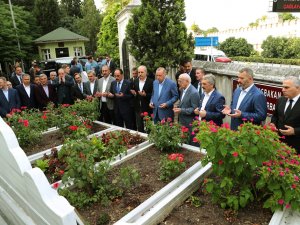 Cumhurbaşkanı Erdoğan, Necmettin Erbakan’ın Kabrini Ziyaret Ederek Dua Okudu