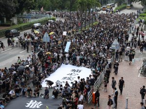 Hong Kong’da Protestocular Banliyöye İndi