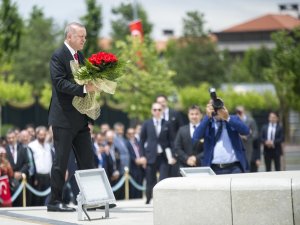 Cumhurbaşkanı Erdoğan, Şehitler Anıtına Çiçek Bıraktı