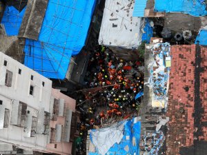 Hindistan’da Bina Çöktü: 12 Ölü, 30 Kişi Enkaz Altında