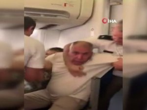 Romanya Polisi, Bagajını Uçak Koridoruna Koyan Mısırlı Yolcuyu Dövdü