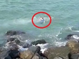 Kayalıklardan Denize Düşen Kızı Vatandaşlar Kurtardı
