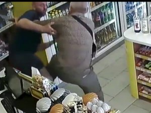 Yaşlı Adam Eline Aldığı Kürekle Kadını Tecavüzden Kurtardı