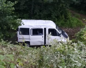 Giresun'da minibüs dereye yuvarlandı 13 yaralı
