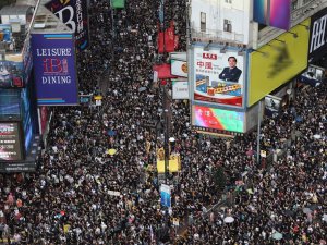 Hong Kong’da Binlerce Kişi Yeniden Sokaklarda