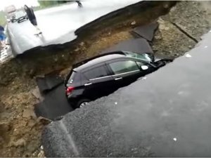 Rusya’da Otomobil Çukura Düştü