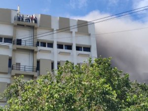 Hindistan’da Telekomünikasyon Binasında Yangın