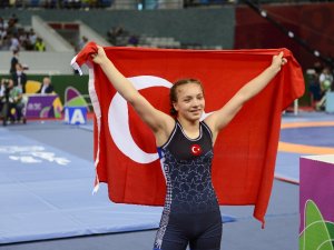 Milli Güreşçi Emine Çakmak’tan Altın Madalya
