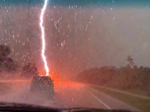 Seyir Halindeki Araca Yıldırım Çarptı