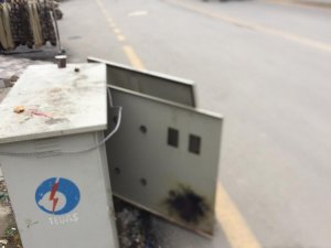 Turizm Merkezi Uzungöl’de Bulunan Kapağı Açık Elektrik Trafosu Tehlike Saçıyor