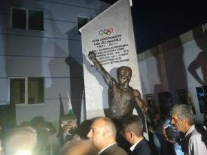 Naim Süleymanoğlu’nun Doğduğu Kente Heykeli Dikildi