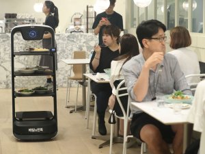 Bu Restoranda Qr Koduyla Girilen Siparişleri Robotlar Servis Ediyor