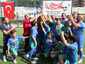 Futbolun Minik Sporcuları Kupalarını Aldı