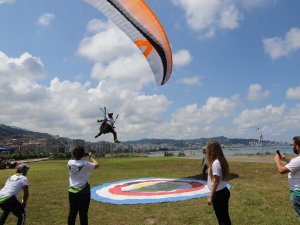 Rize'de Yamaç Paraşütü Yapan Turist Kendini Yarışmanın İçinde Buldu