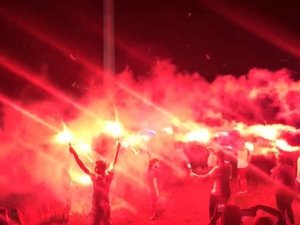 Trabzonspor Bayrağının Altında Taraftarlardan Meşale Şov