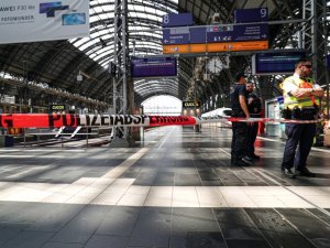 Anne Ve Çocuğunu Trenin Önüne İtti