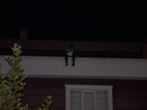 3 Katlı Binanın Çatısına Çıkan Şahıs İkna Edilerek Aşağıya İndirildi
