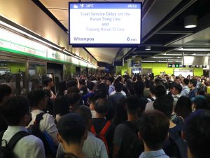 Protestocular Tren İstasyonlarını Bastı, Ulaşım Felç Oldu
