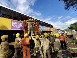 Hong Kong’da Trafik Kazası: 77 Yaralı