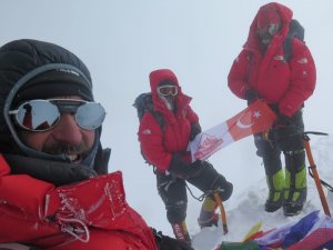 Türk Dağcılar 8058 Metrelik Gasherbrum 1 Dağı’nın Zirvesi’nde Bayrağımızı Dalgalandırdı