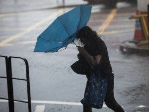 Hong Kong’da Tayfun Alarmı
