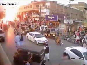 Pakistan’daki Patlama Güvenlik Kamerasında