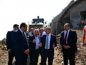 Bakan Turhan Trabzon’da Tepkilere Neden Olan Boztepe’deki Yol Ve Tünel İnşaatını İnceledi