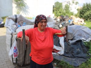 “Her Şey Çocuklarım İçin” Dedi, Parasını Çöpten Kazanmaya Başladı