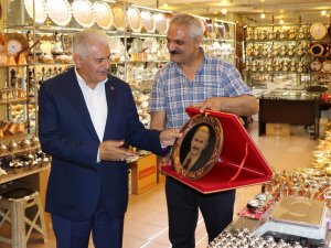 Binali Yıldırım, Çatık Kaşlı Portresini Görünce Espriyle Patlattı