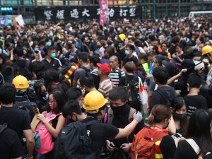 Hong Kong’da Hükumet Karşıtları Sokağa Döküldü