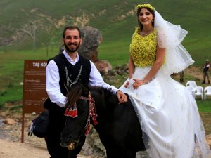 Yayladaki Tarihi Köprüde Defile