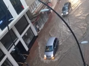 10 Dakikada Metrekareye 30 Kg Yağış Düştü