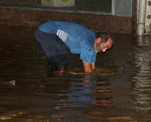 Rize’de Şiddetli Sağanak Yağış Dükkanları Su Bastı