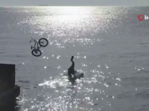 Çılgınlığın Böylesi: Bisikletle Denize Atladılar