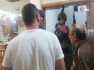 İsrail Askerleri Filistinli Gazetecinin Evine Baskın Düzenledi